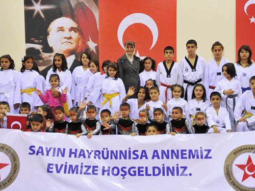 Bayan Gül, Sevgi Evlerindeki Çocukları Ziyaret Etti